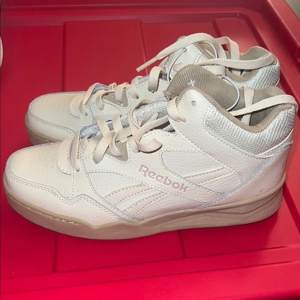 Reebok Women's Sneakers in Cream and Gray